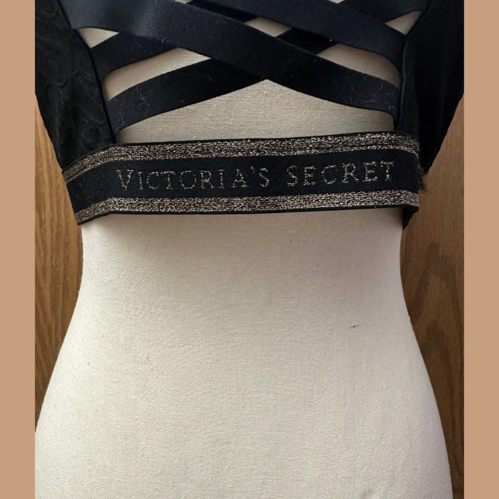 Victoria's Secret Sweat On Point Monogram Print Wireless Sports Bra